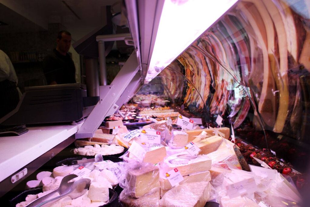 macelleria valsangiacomo, foto del bancone del negozio con vari tipi di carne fresca